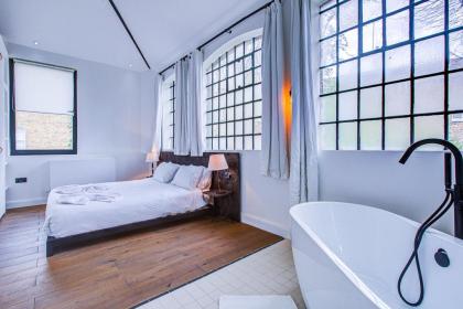 Stunning Penthouse Apartment Close to Queen's Park - image 24