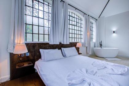 Stunning Penthouse Apartment Close to Queen's Park - image 25