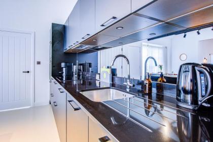 Stunning Penthouse Apartment Close to Queen's Park - image 29