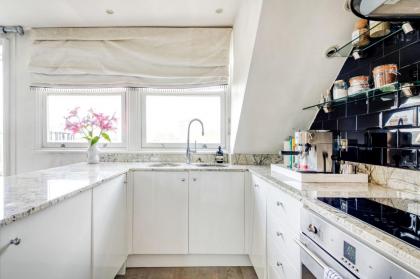 The Luxury 'Treehouse' - One bed Little Venice - image 22