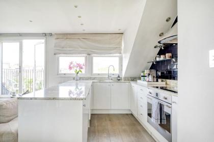 The Luxury 'Treehouse' - One bed Little Venice - image 28