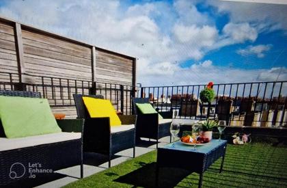Stylish & Cosy 3bdr In Fulham with roof terrace - image 23