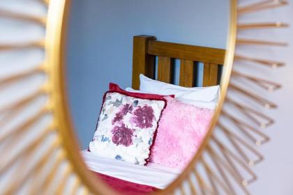 Stylish & Cosy 3bdr In Fulham with roof terrace - image 27