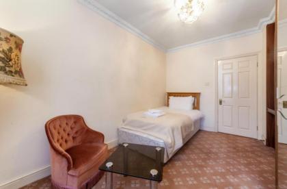 Large 3-Bed Apartment in London Kensington Gardens - image 22