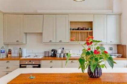 Four Bed Duplex Roof Terrace - image 2