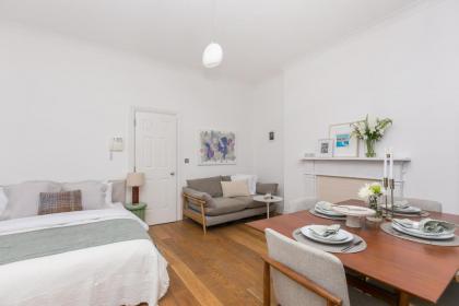 Light filled studio with view of Regents Park - image 26