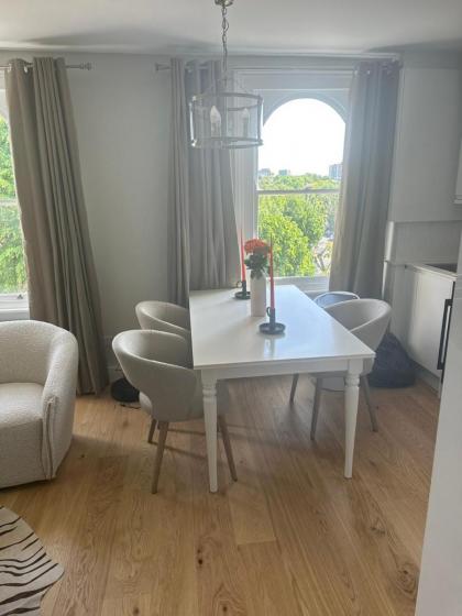 Abbey Road Luxury Modern Flat w Historic Vibes - image 22
