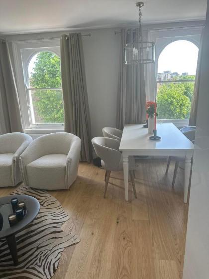 Abbey Road Luxury Modern Flat w Historic Vibes - image 23