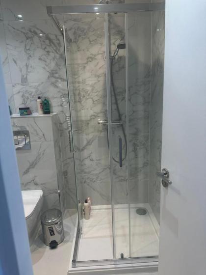 Abbey Road Luxury Modern Flat w Historic Vibes - image 25