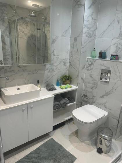 Abbey Road Luxury Modern Flat w Historic Vibes - image 26