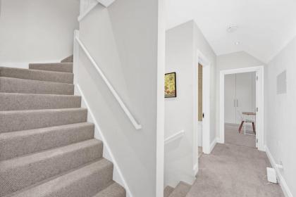 Luxury 3 bedroom house in Limehouse close to city! Sleeps 6-8! - image 21