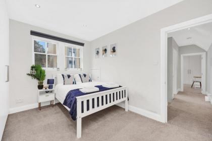 Luxury 3 bedroom house in Limehouse close to city! Sleeps 6-8! - image 22