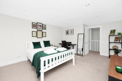 Luxury 3 bedroom house in Limehouse close to city! Sleeps 6-8! - image 23