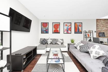 Luxury 3 bedroom house in Limehouse close to city! Sleeps 6-8! - image 25