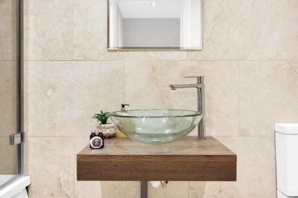 Luxury 3 bedroom house in Limehouse close to city! Sleeps 6-8! - image 27