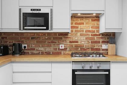 Luxury 3 bedroom house in Limehouse close to city! Sleeps 6-8! - image 28