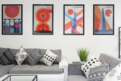 Luxury 3 bedroom house in Limehouse close to city! Sleeps 6-8! - image 29