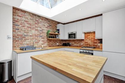 Luxury 3 bedroom house in Limehouse close to city! Sleeps 6-8! - image 30