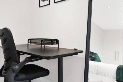 Luxury 3 bedroom house in Limehouse close to city! Sleeps 6-8! - image 8