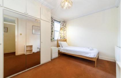 Remarkable 3-Bed Apartment in London - image 11