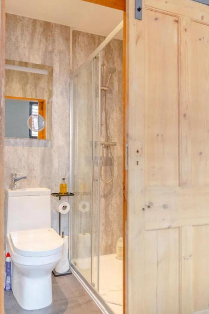 Inviting 4BD with Private Patio - Bethnal Green - image 23