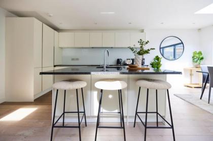 The Fulham Place - Classy 5BDR House with Garden - image 21