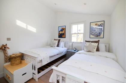 The Fulham Place - Classy 5BDR House with Garden - image 24