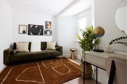 The Fulham Place - Classy 5BDR House with Garden - image 25