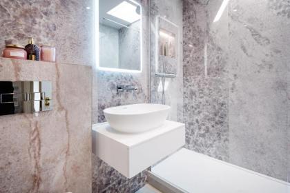 Marble Arch Suite 8-Hosted by Sweetstay - image 11