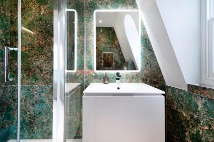 Marble Arch Suite 7-Hosted by Sweetstay - image 29