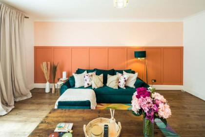 Ventilated Central 2BR Flat 5 min from Station