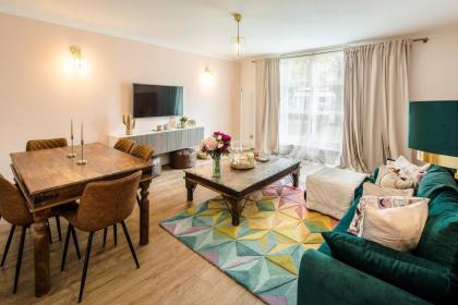 Ventilated Central 2BR Flat 5 min from Station - image 25