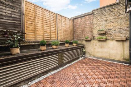 Ventilated Central 2BR Flat 5 min from Station - image 26