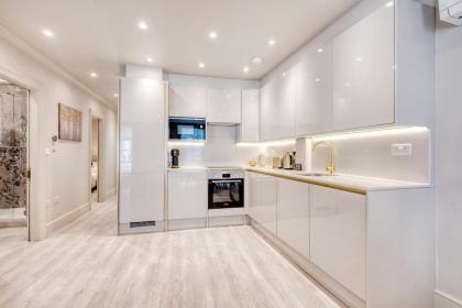 Marble Arch Suite 3-Hosted by Sweetstay - image 23