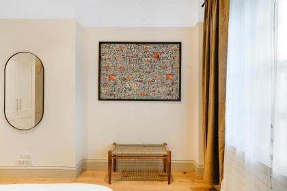 Spacious and Modern 4 beds home in Kensington - image 21
