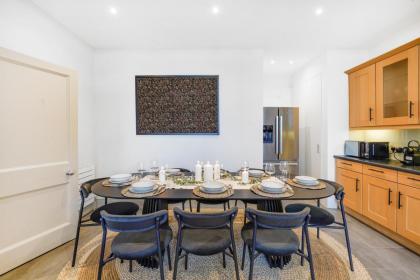 Spacious and Modern 4 beds home in Kensington - image 22