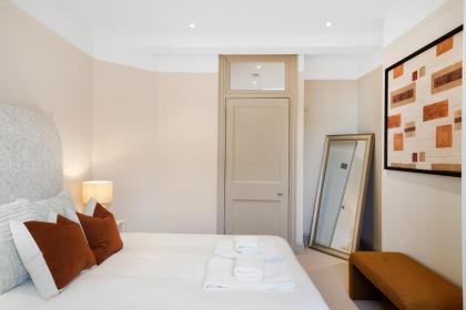 Spacious and Modern 4 beds home in Kensington - image 28