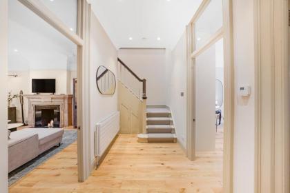 Spacious and Modern 4 beds home in Kensington - image 29