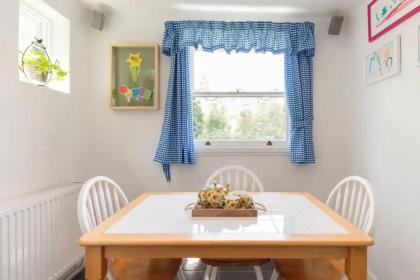 Charming 3BD Flat - 5 Minutes to Victoria Park - image 10