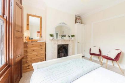 Charming 3BD Flat - 5 Minutes to Victoria Park - image 18