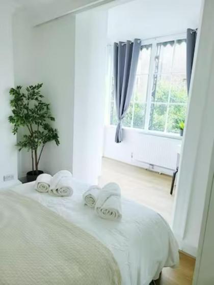 Prime London Living 2-Bedroom Beauty! - image 21