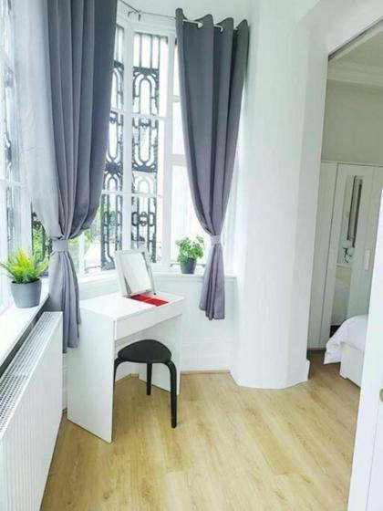 Prime London Living 2-Bedroom Beauty! - image 23