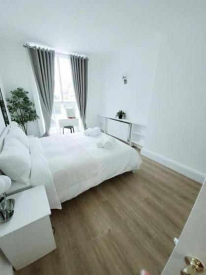Prime London Living 2-Bedroom Beauty! - image 24