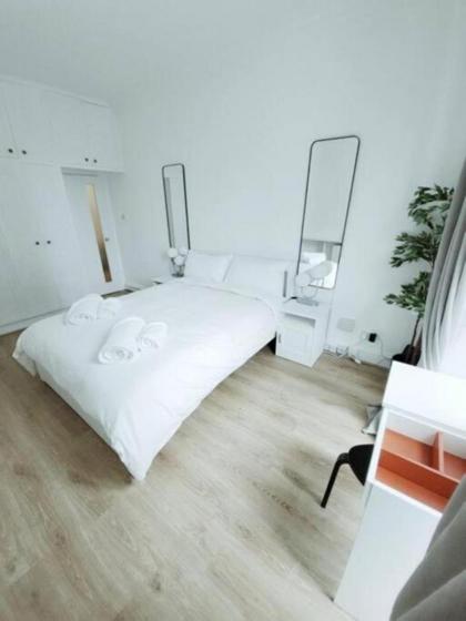 Prime London Living 2-Bedroom Beauty! - image 25