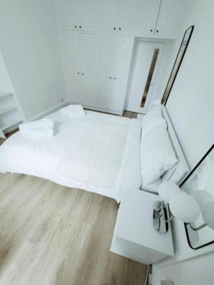 Prime London Living 2-Bedroom Beauty! - image 26