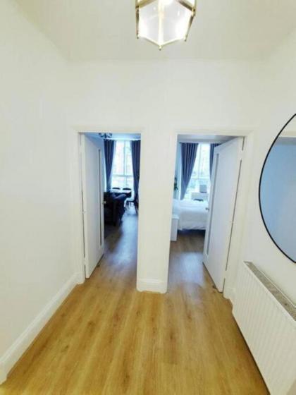 Prime London Living 2-Bedroom Beauty! - image 28
