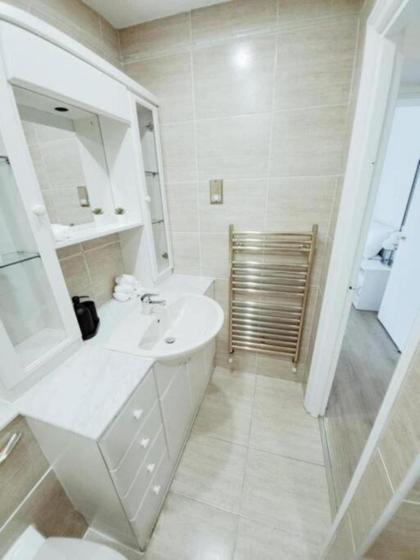 Prime London Living 2-Bedroom Beauty! - image 30