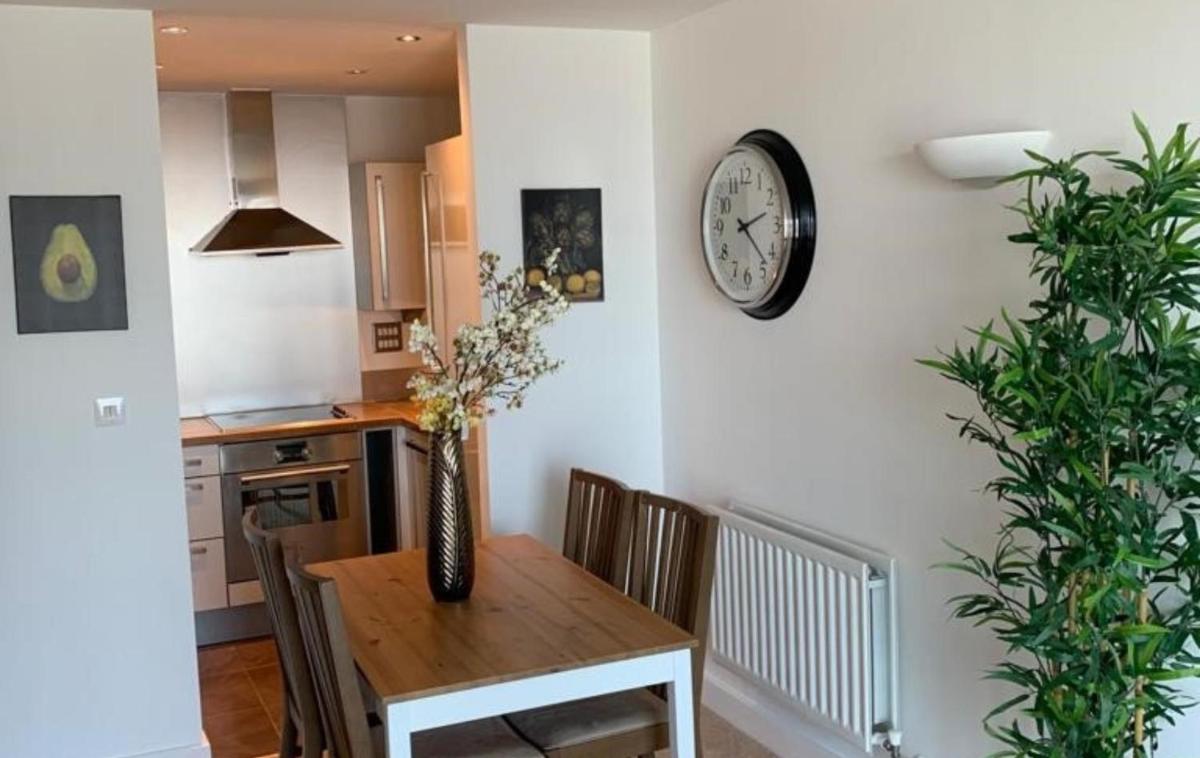 London Canary Wharf Stunning Spectacular One Bed - image 3
