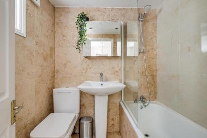 Luxury 1 Bed Apartment in East London - image 26