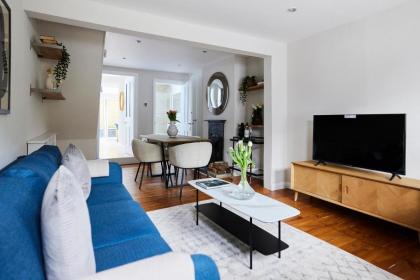 The Elmbridge Getaway - Glamorous 2BDR with Garden + Parking - image 21